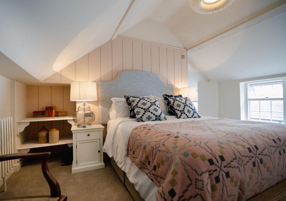 The Bear, Cowbridge - Housity