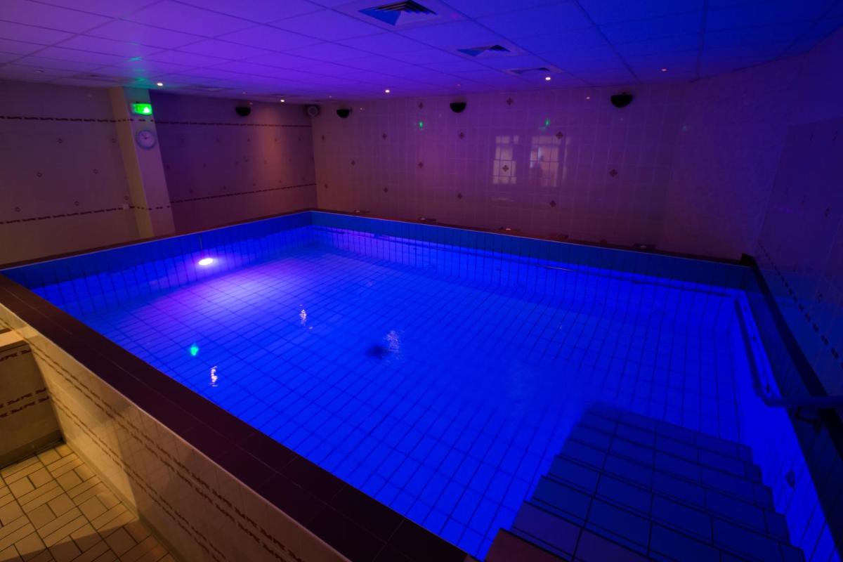 Piscine de l'établissement Hotel *** & Spa Vacances Bleues Villa Marlioz ou située à proximité