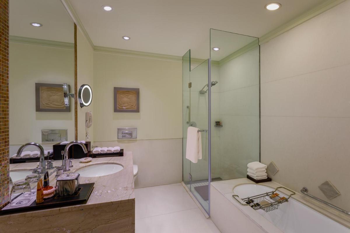 a bathroom with two sinks and a shower at ITC Maurya, a Luxury Collection Hotel, New Delhi in New Delhi a bathroom with two sinks and a shower at ITC Maurya, a Luxury Collection Hotel, New Delhi in New Delhi