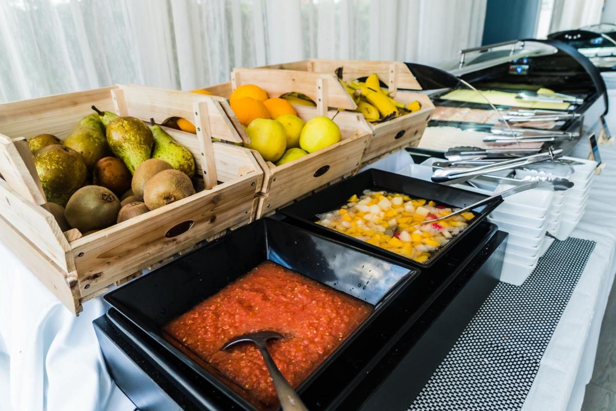 Comida en o cerca de este hotel