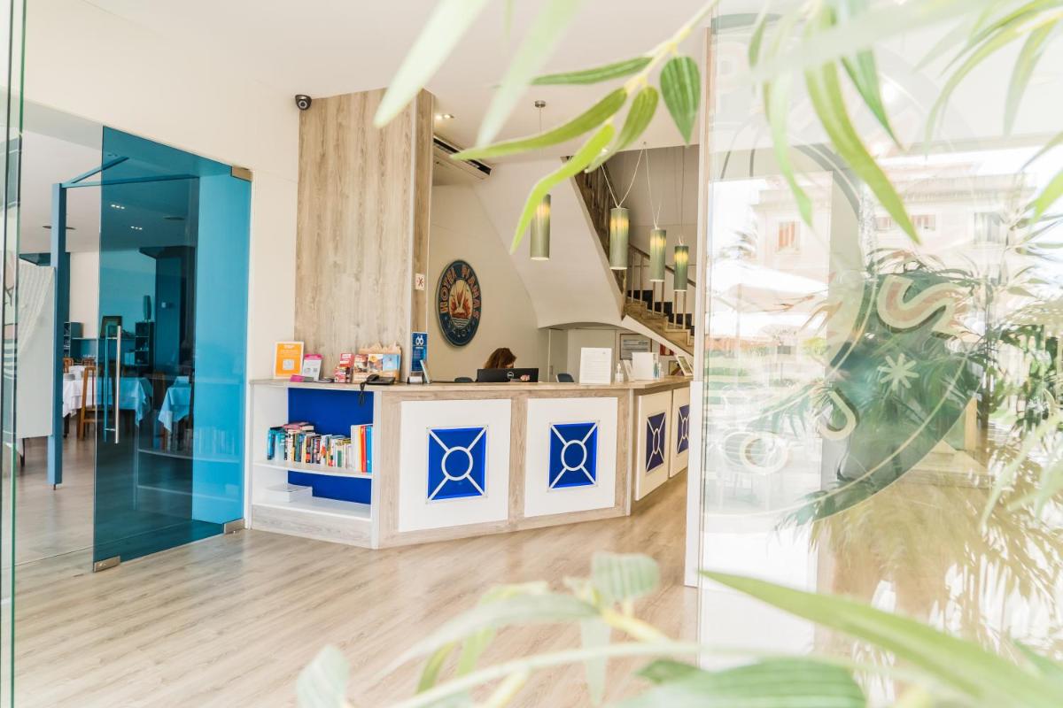 El vestíbulo o zona de recepción de Hotel Planas