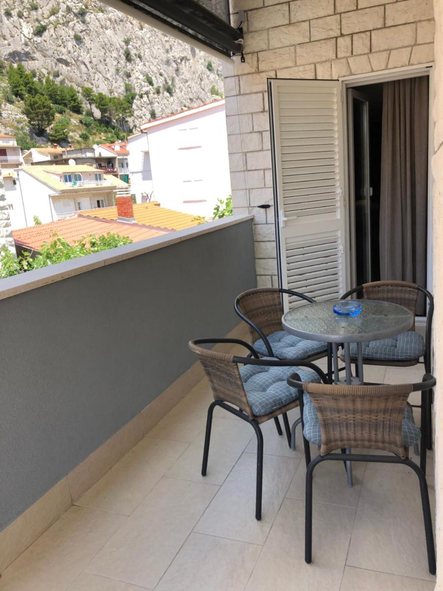 Omis - private Ensuite room with balcony - hotel style - Housity