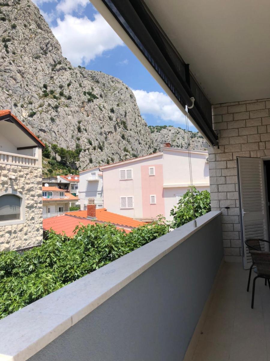 Omis - private Ensuite room with balcony - hotel style - Housity