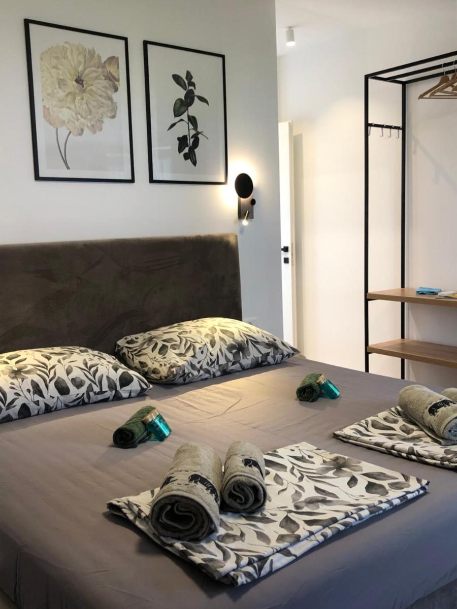 Omis - private Ensuite room with balcony - hotel style - Housity