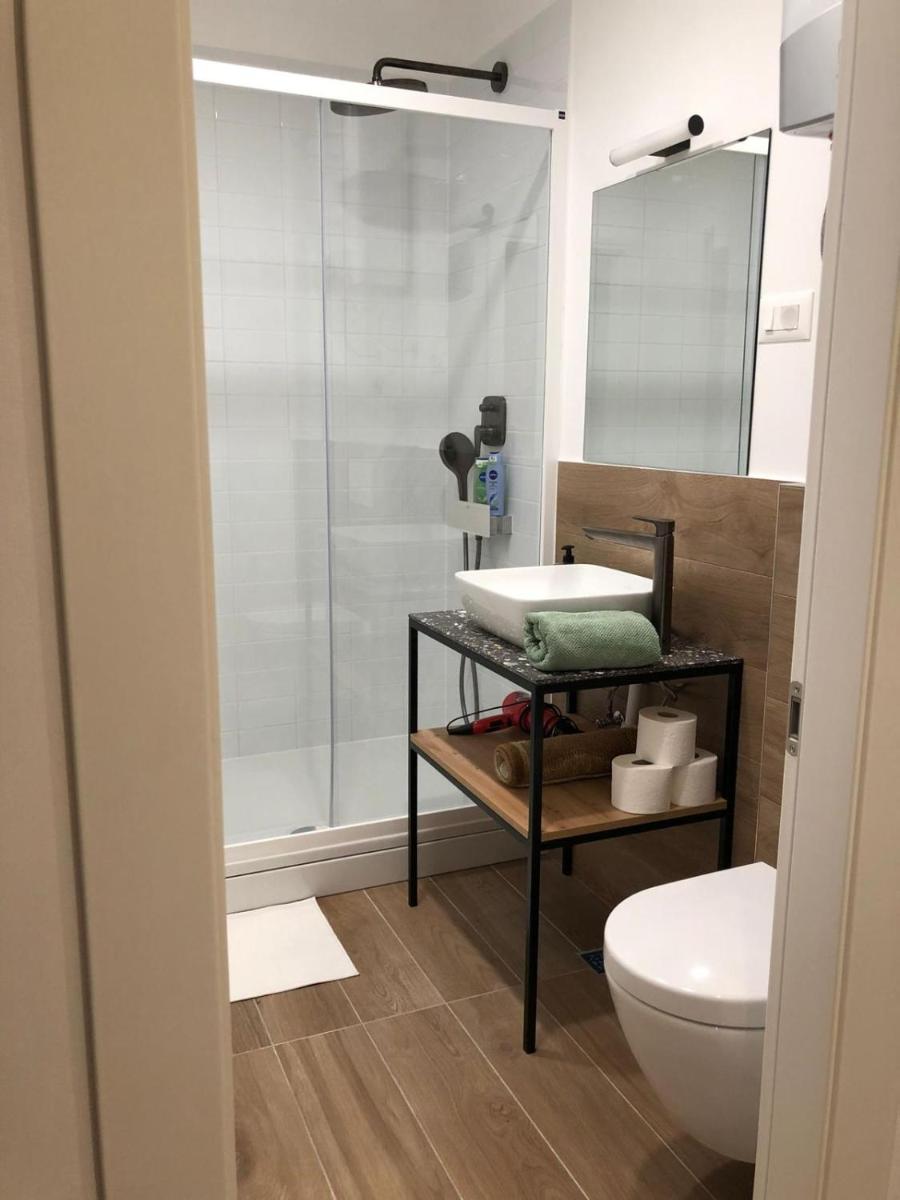 Omis - private Ensuite room with balcony - hotel style - Housity