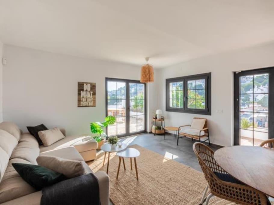 Pedregalejo Villa Sea&City with private heated pool - Housity