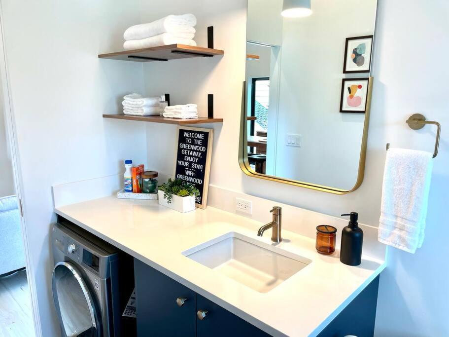 Greenwood Getaway - Housity