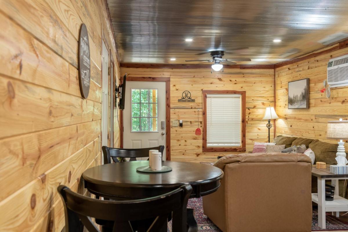 Halfmoon Hideaway-Cozy 2 bdr cabin Mena AR - Housity