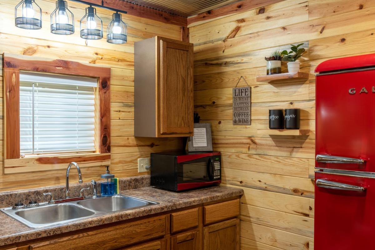 Halfmoon Hideaway-Cozy 2 bdr cabin Mena AR - Housity