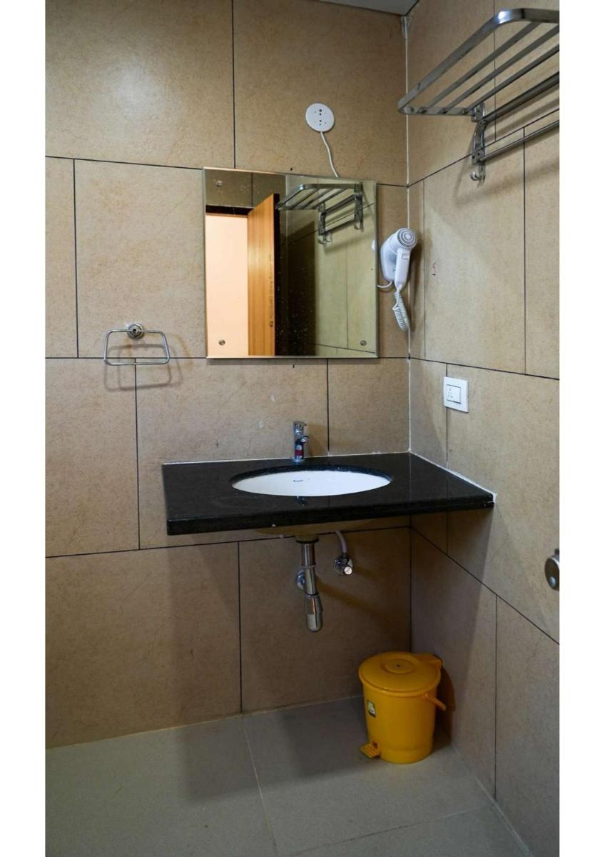 Sri Krishna Inn - Kempegowda Airport Bangalore - Hizvo
