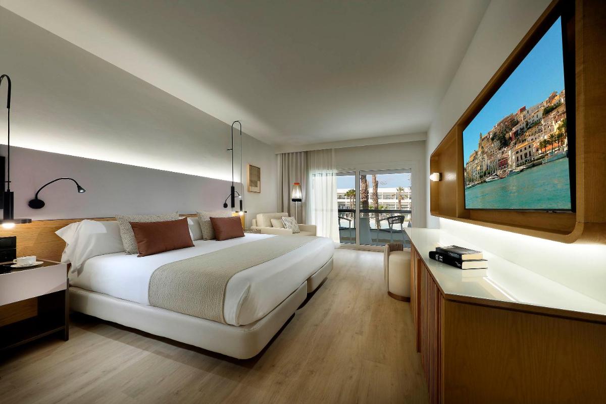 Un dormitorio con una cama grande y una ventana grande. en Grand Palladium Select Palace Ibiza - All Inclusive, en Playa d'en Bossa