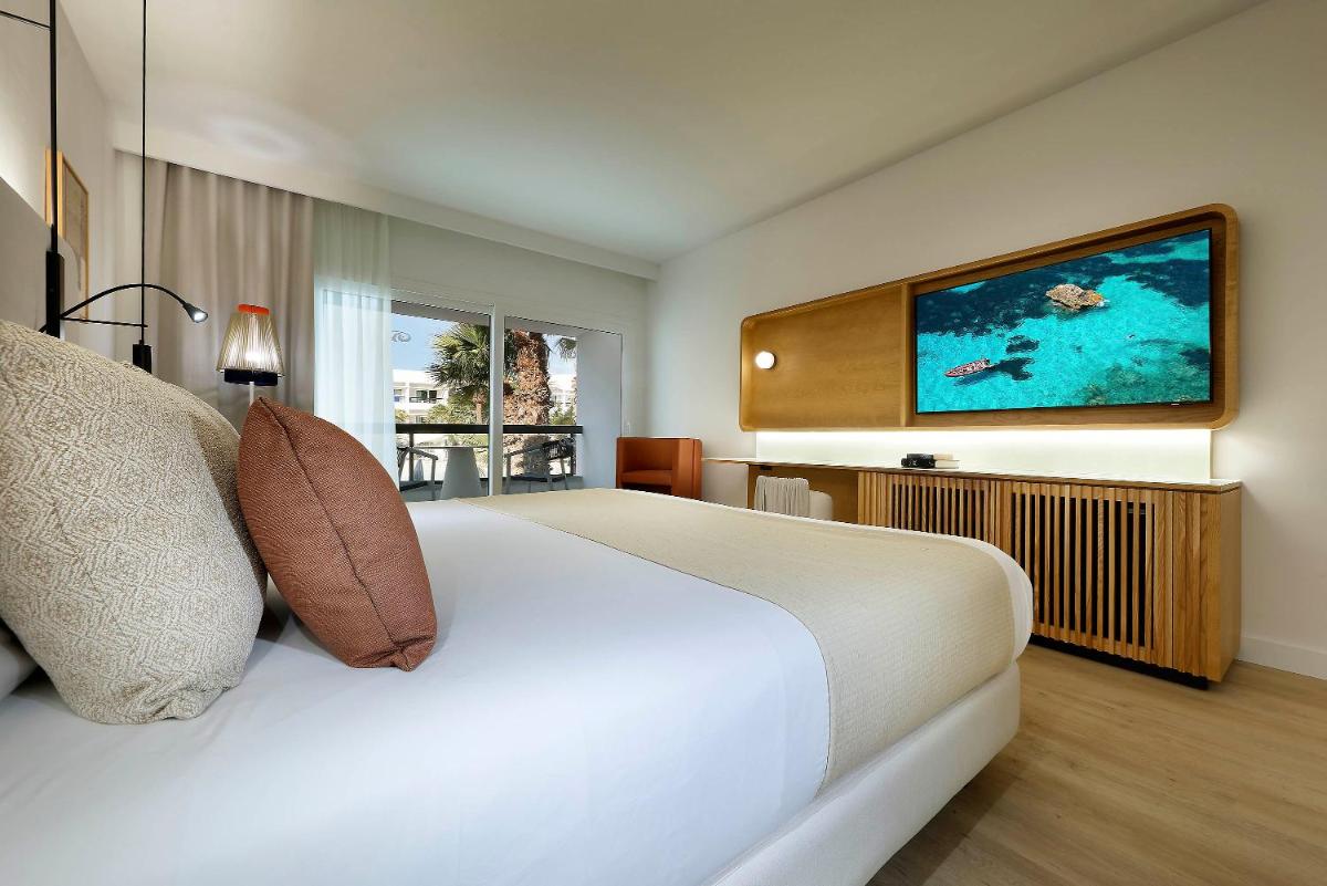 Cama o camas de una habitación en Grand Palladium Select Palace Ibiza - All Inclusive