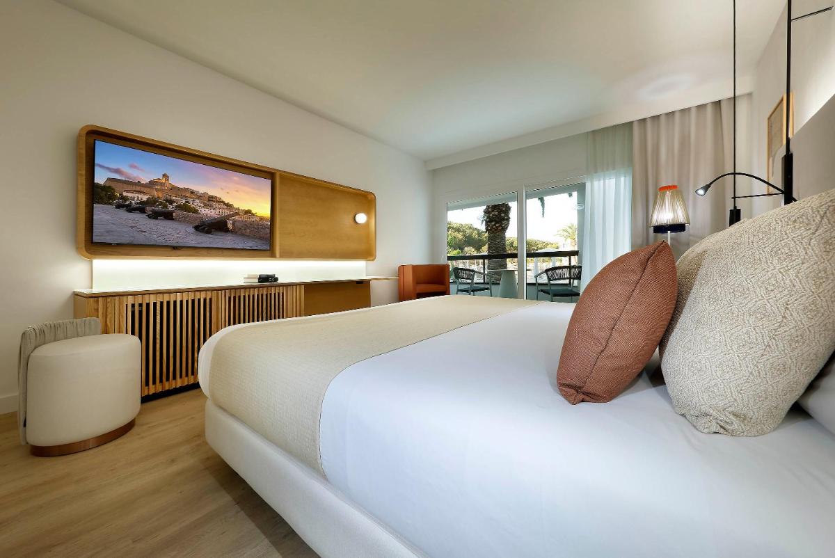 Cama o camas de una habitación en Grand Palladium Select Palace Ibiza - All Inclusive