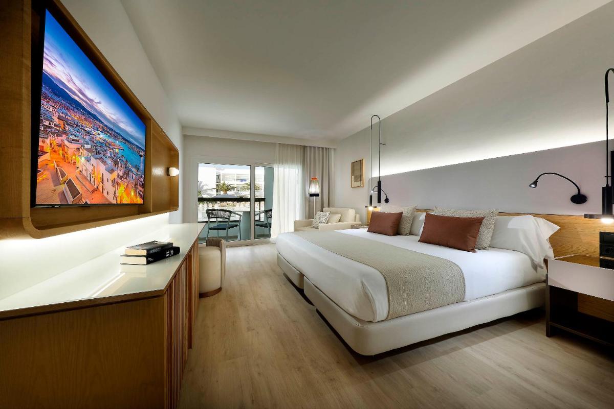 Cama o camas de una habitación en Grand Palladium Select Palace Ibiza - All Inclusive