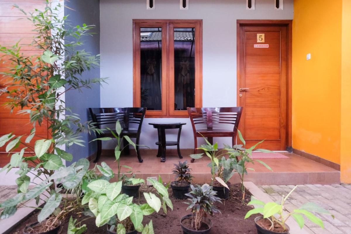 RedDoorz @ Griya Bougenville Magelang - Housity