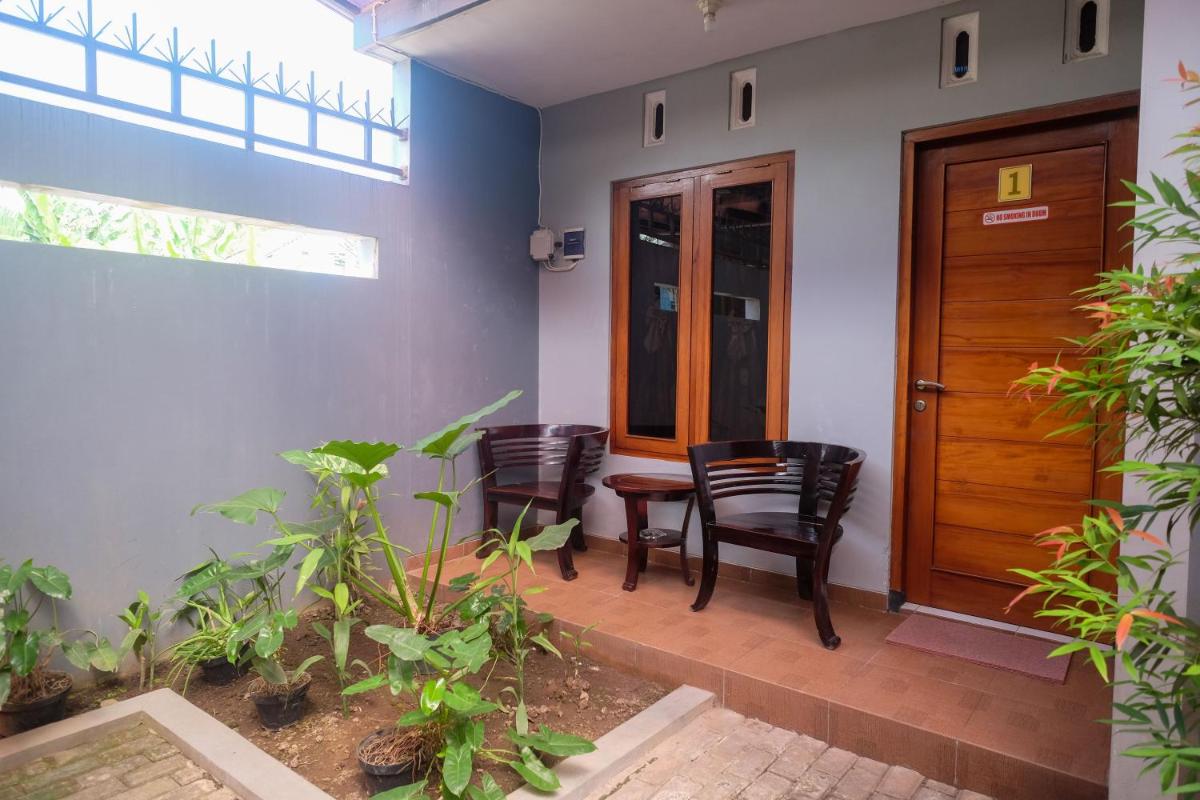 RedDoorz @ Griya Bougenville Magelang - Housity