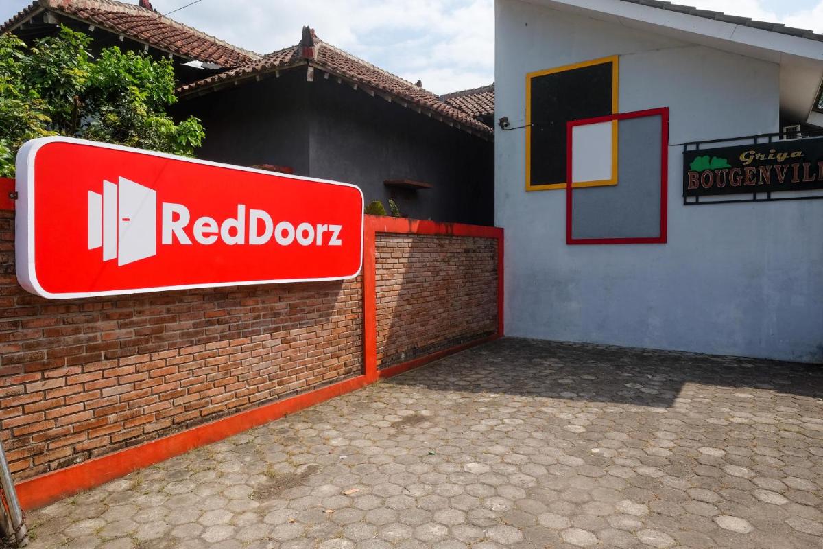 RedDoorz @ Griya Bougenville Magelang - Housity