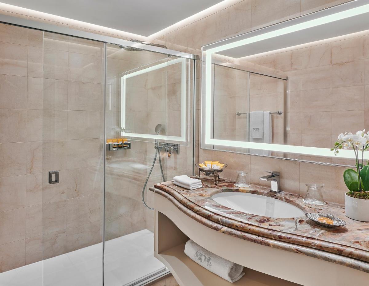 Salle de bains dans l'établissement La Réserve de Beaulieu