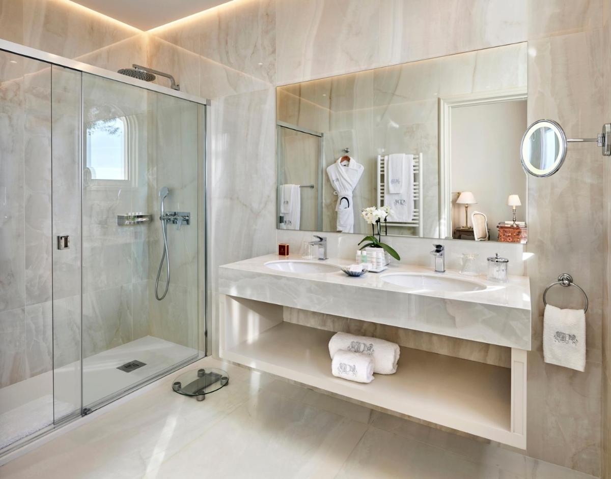 Salle de bains dans l'établissement La Réserve de Beaulieu