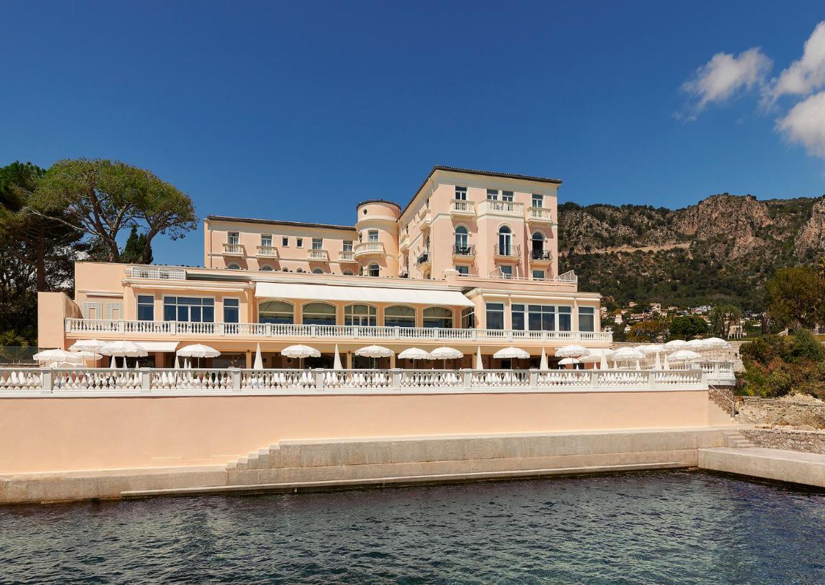 un grand bâtiment construit au-dessus d'une étendue d'eau dans l'établissement La Réserve de Beaulieu, à Beaulieu-sur-Mer