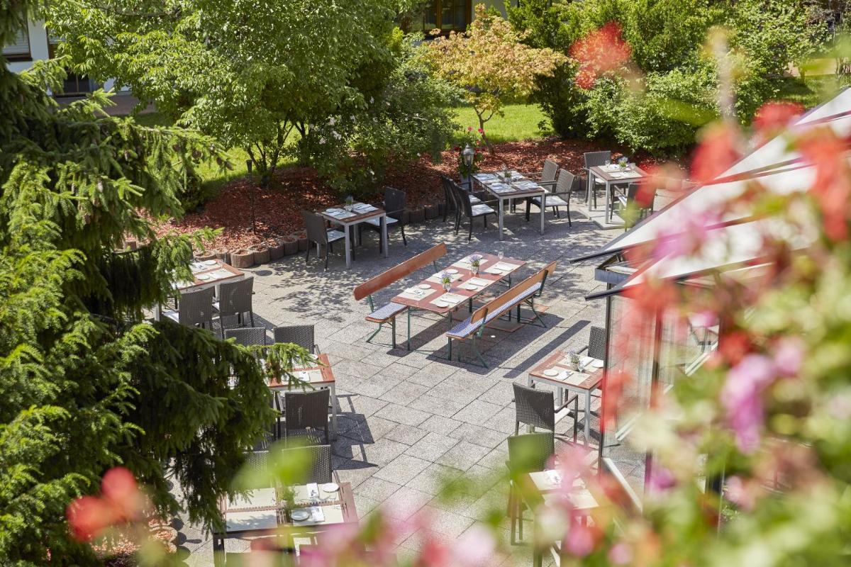 Ein Garten an der Unterkunft HYPERION Hotel Garmisch - Partenkirchen