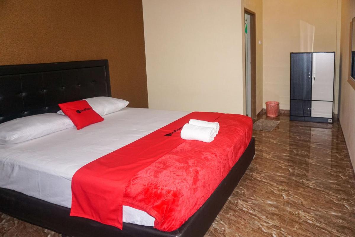 RedDoorz near Stasiun Kroya - Housity