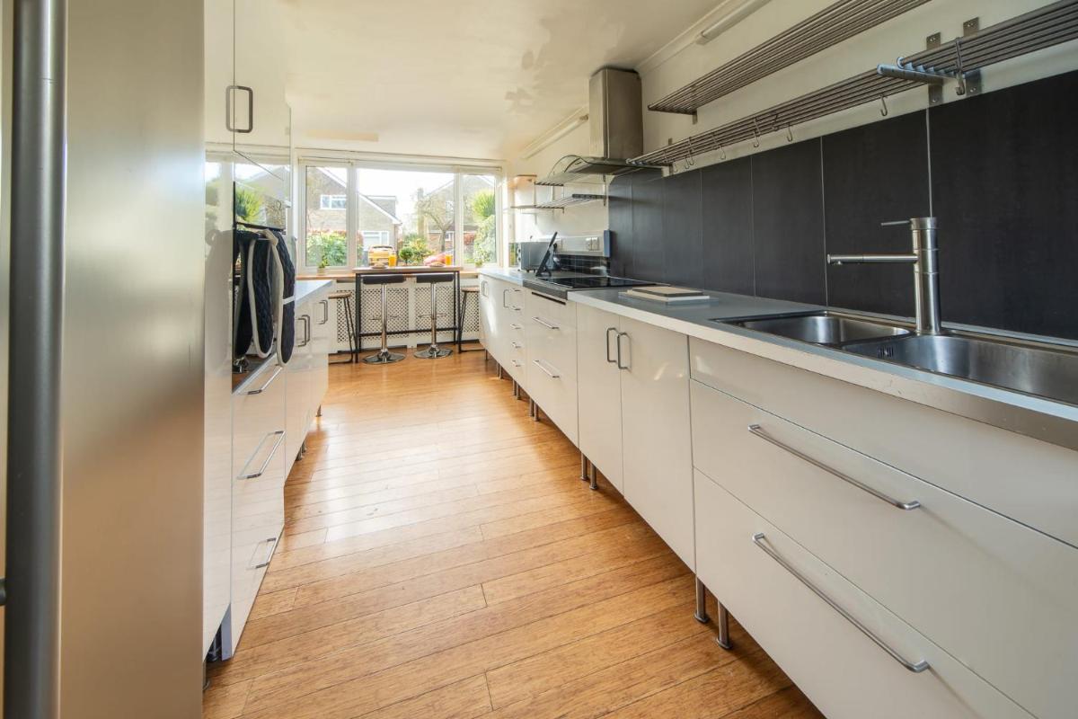 Kings Moor House by Lavender Stays - Housity