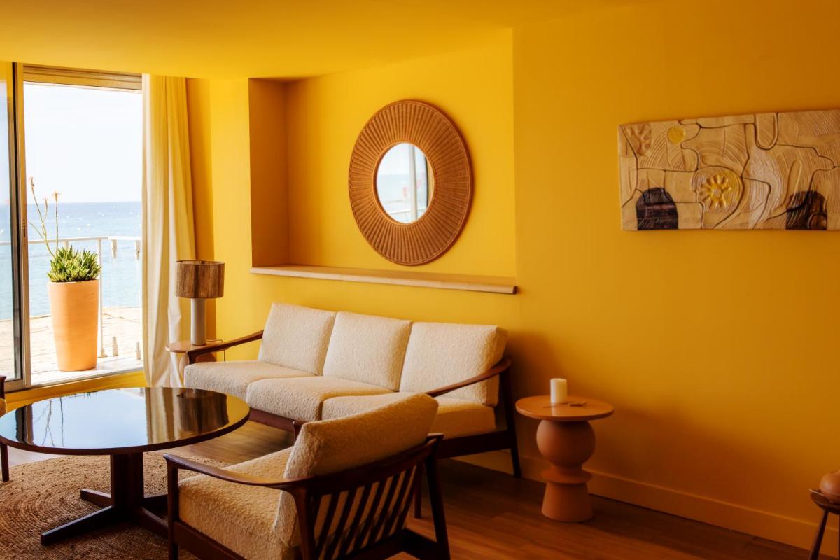 Coin salon dans l'établissement Hôtel Le Bailli De Suffren