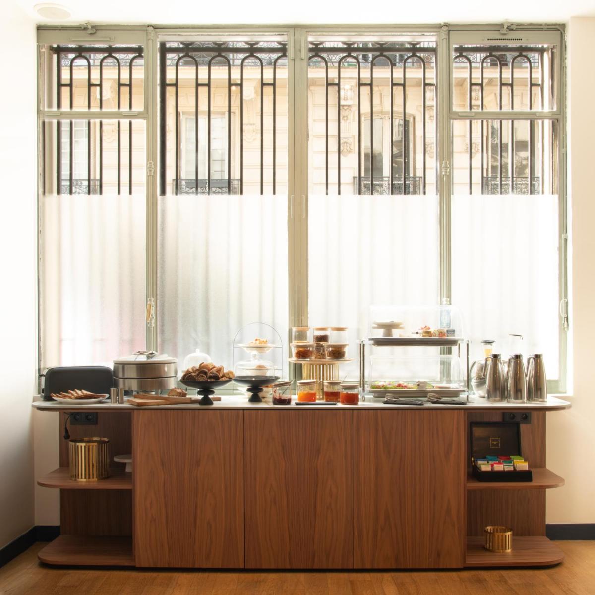 une cuisine avec un comptoir avec de la nourriture dessus dans l'établissement Hotel Monsieur & Spa, à Paris