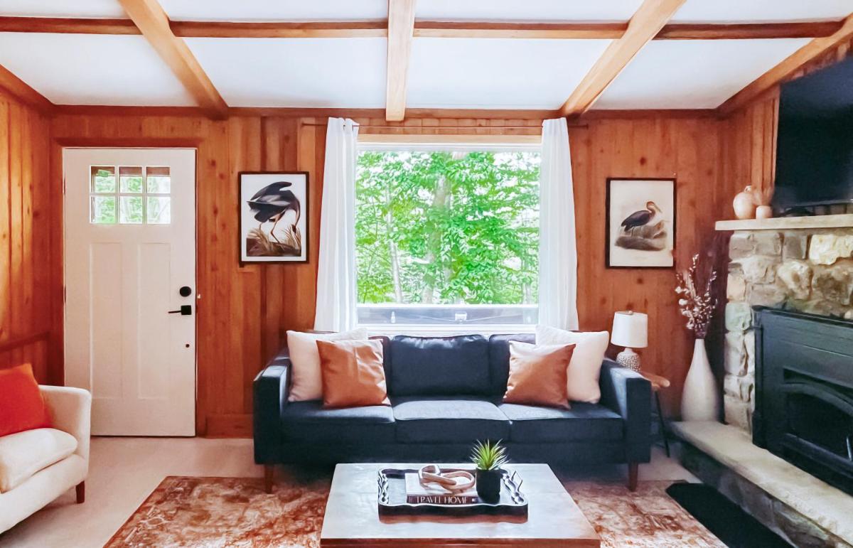 Stylish and Cozy Cabin, Walking Distance to Big Bass Lake - Housity