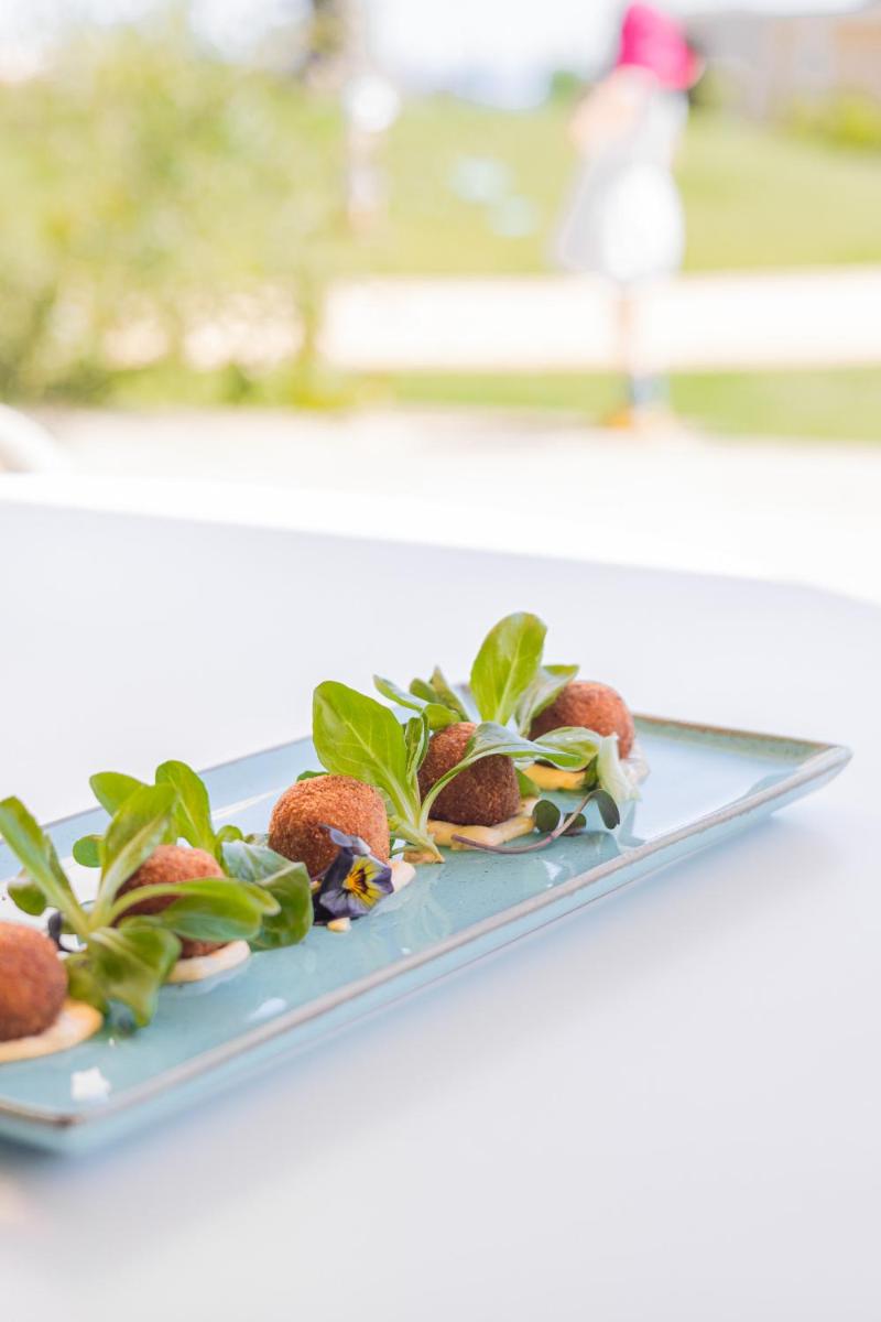 Um jardim no exterior de White Shell Beach Villas