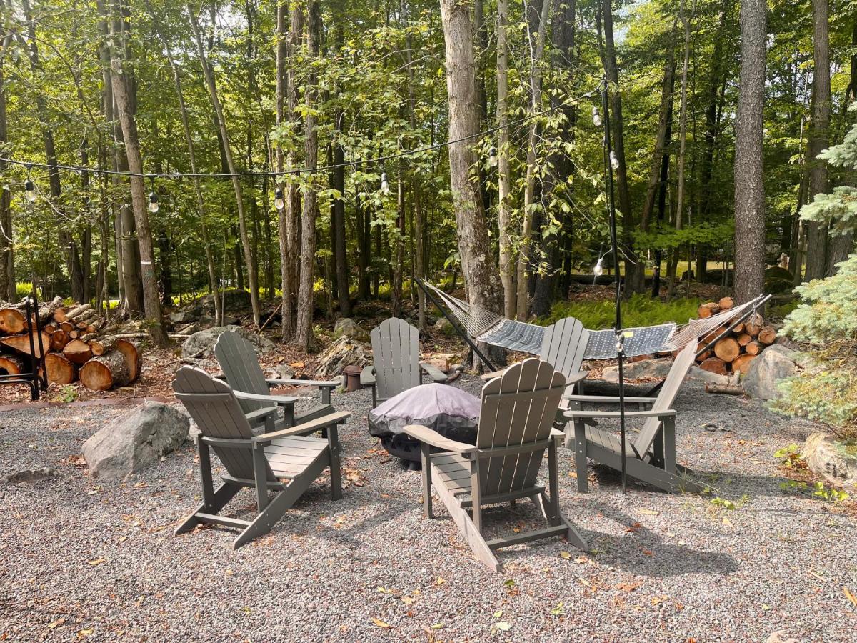 Stylish and Cozy Cabin, Walking Distance to Big Bass Lake - Housity