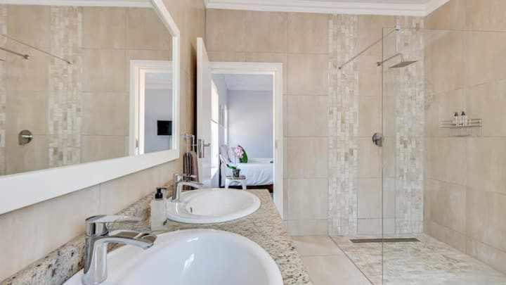 Suitetrails - East Prestige lodge