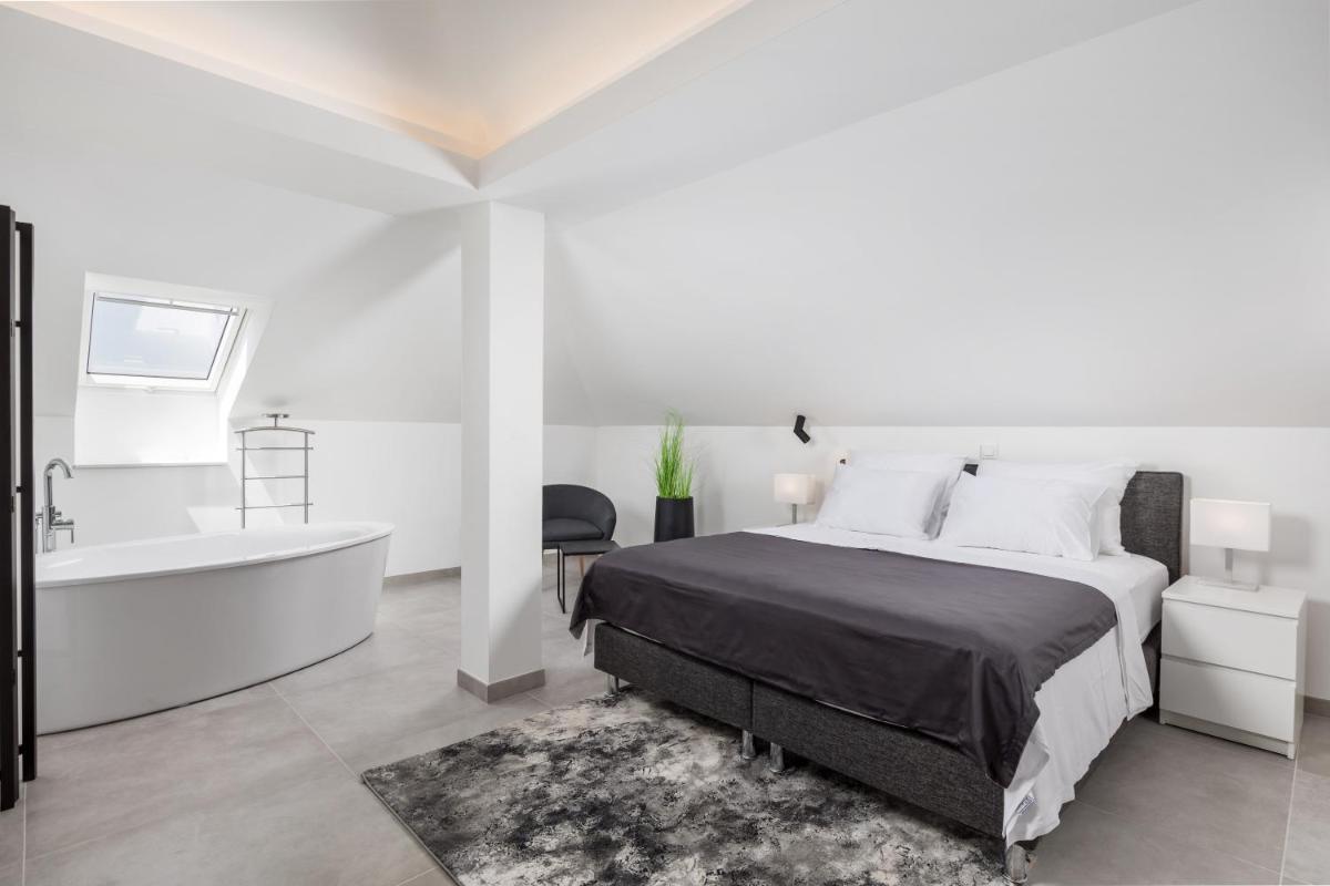 VILLA MAR - LUXURY APARTMENTS with pool and Deluxe apartment with hot tub in Selce, 20 meters from the beach, Boat tours option - Housity