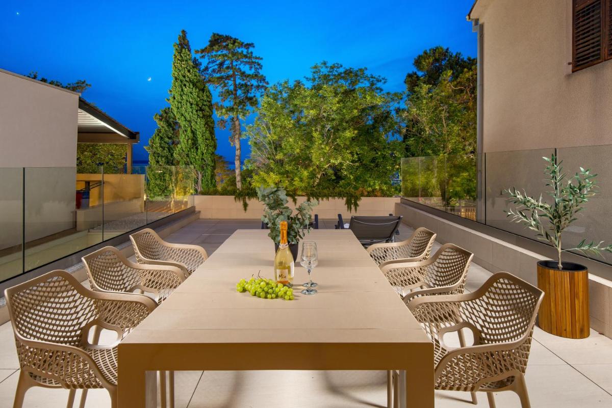 VILLA MAR - LUXURY APARTMENTS with pool and Deluxe apartment with hot tub in Selce, 20 meters from the beach, Boat tours option - Housity