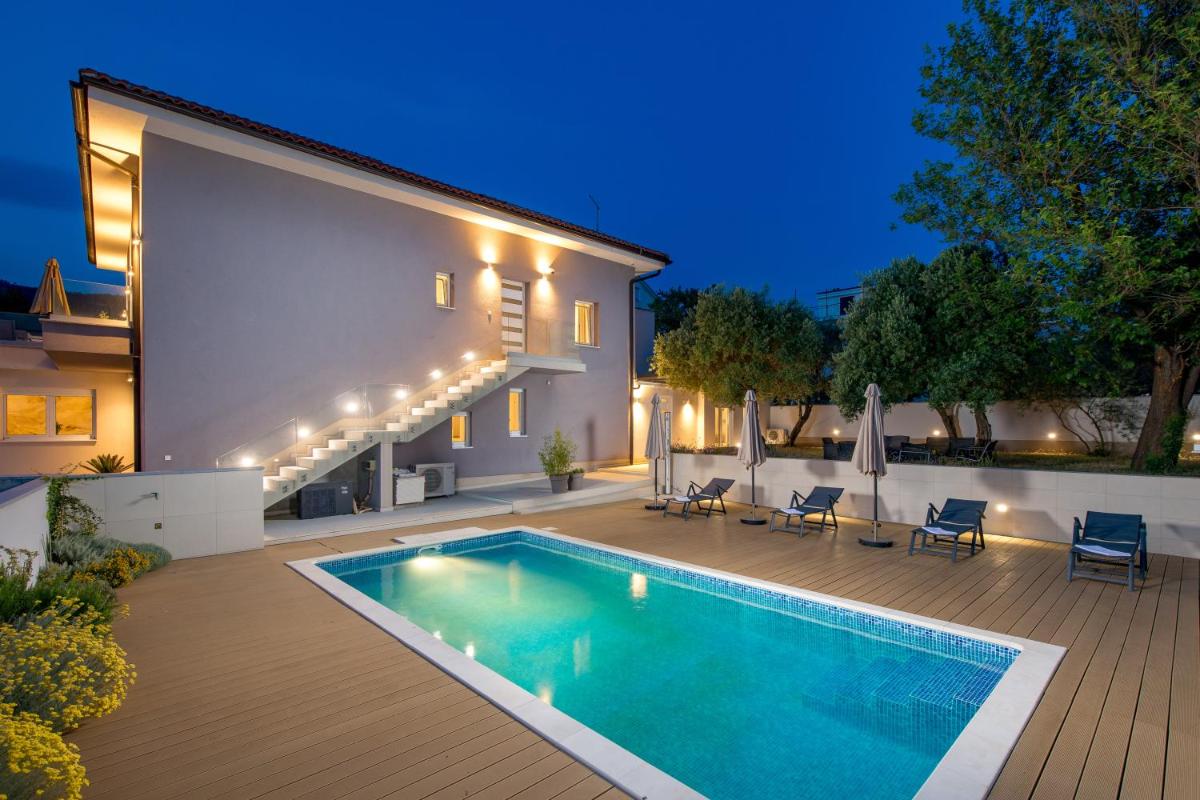 VILLA MAR - LUXURY APARTMENTS with pool and Deluxe apartment with hot tub in Selce, 20 meters from the beach, Boat tours option - Housity