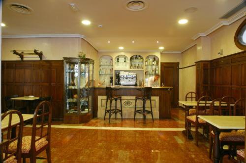 Un restaurante o sitio para comer en Silken Spa La Hacienda De Don Juan