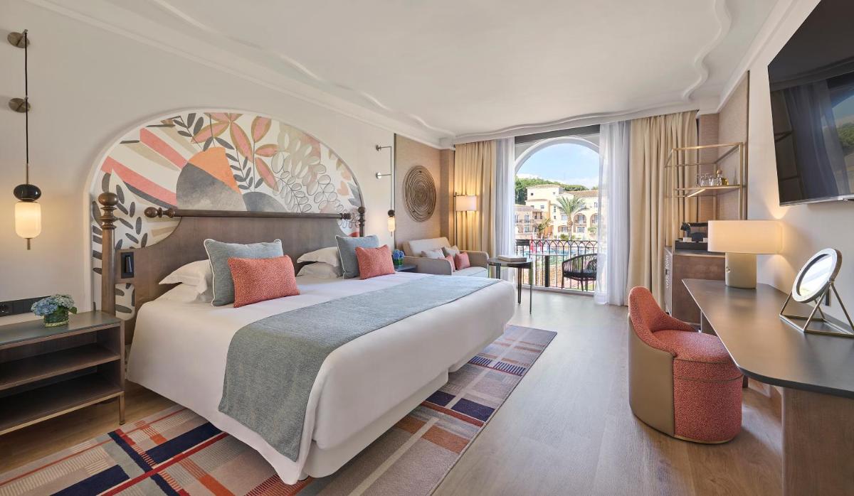Una habitación de hotel con una cama grande y un escritorio. en Grand Hyatt La Manga Club Golf & Spa, en La Manga del Mar Menor