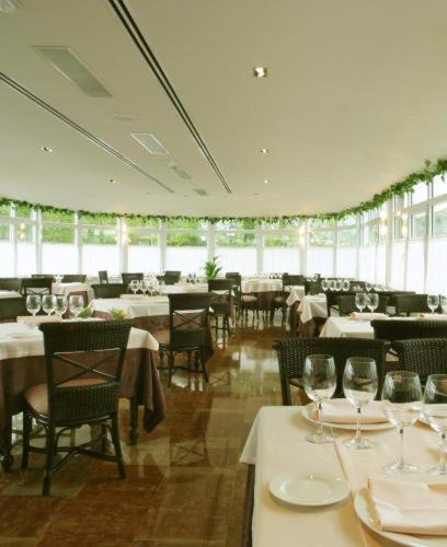 Un restaurante o sitio para comer en Silken Spa La Hacienda De Don Juan