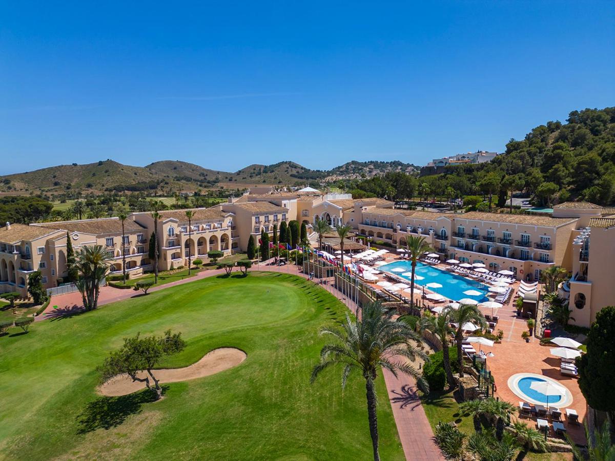 Una vista aérea de un complejo turístico con piscina. en Grand Hyatt La Manga Club Golf & Spa, en La Manga del Mar Menor
