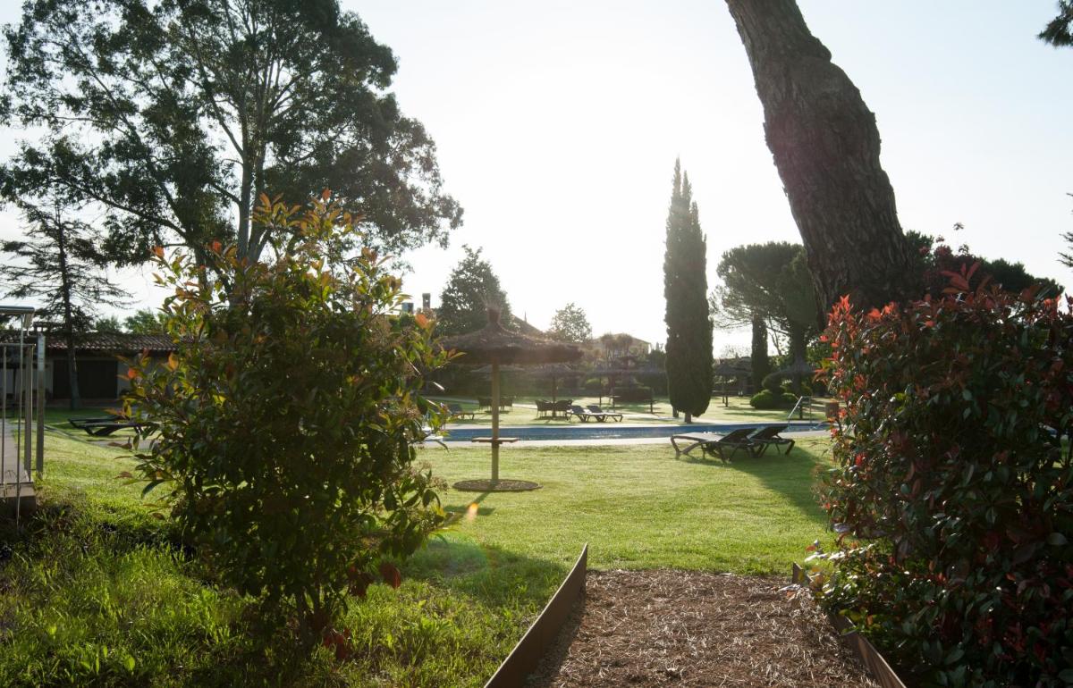 Jardín al aire libre en Hotel Mas Solà