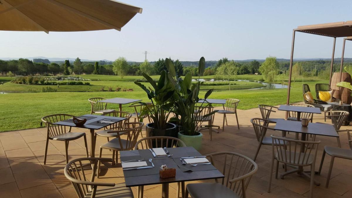 Un restaurante o sitio para comer en Hotel Mas Solà