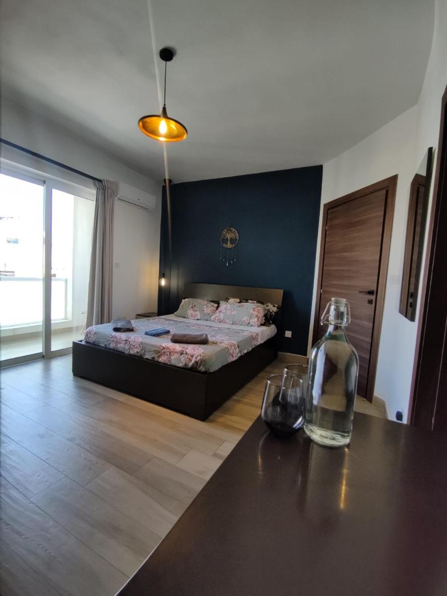 Airport Accommodation Bedroom with your own private Bathroom Self Check In and Self Check Out Air-condition Included - Housity