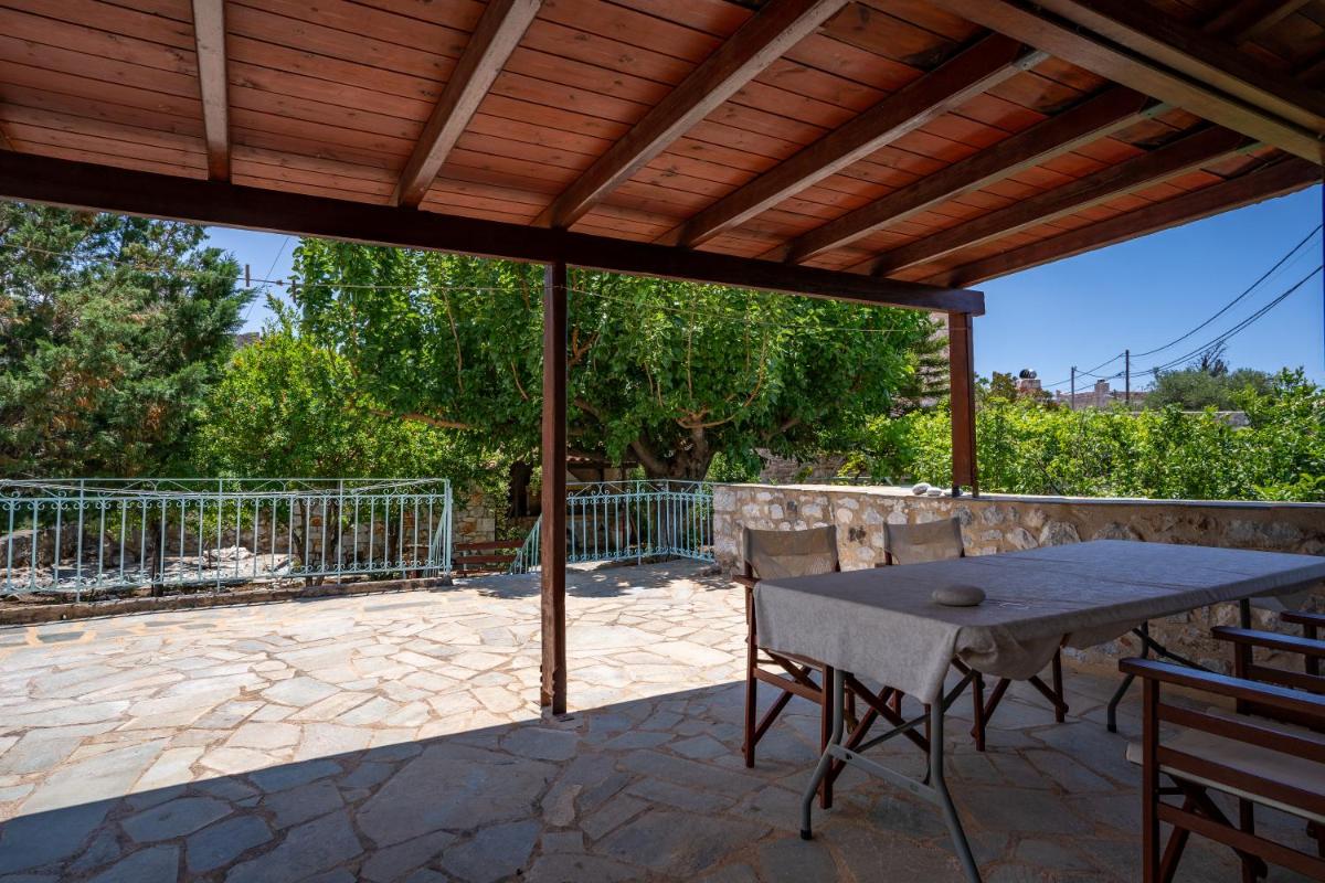 Tranquil stone garden house - Housity