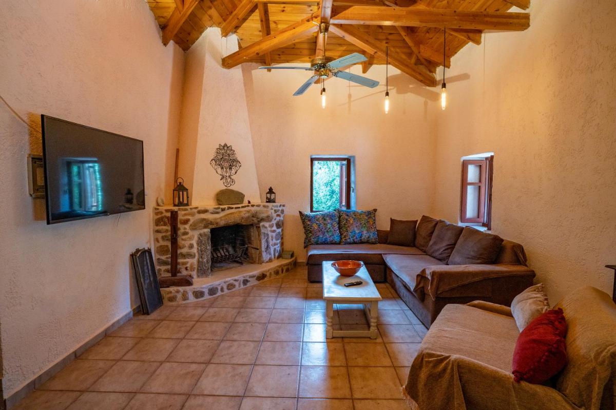 Tranquil stone garden house - Housity