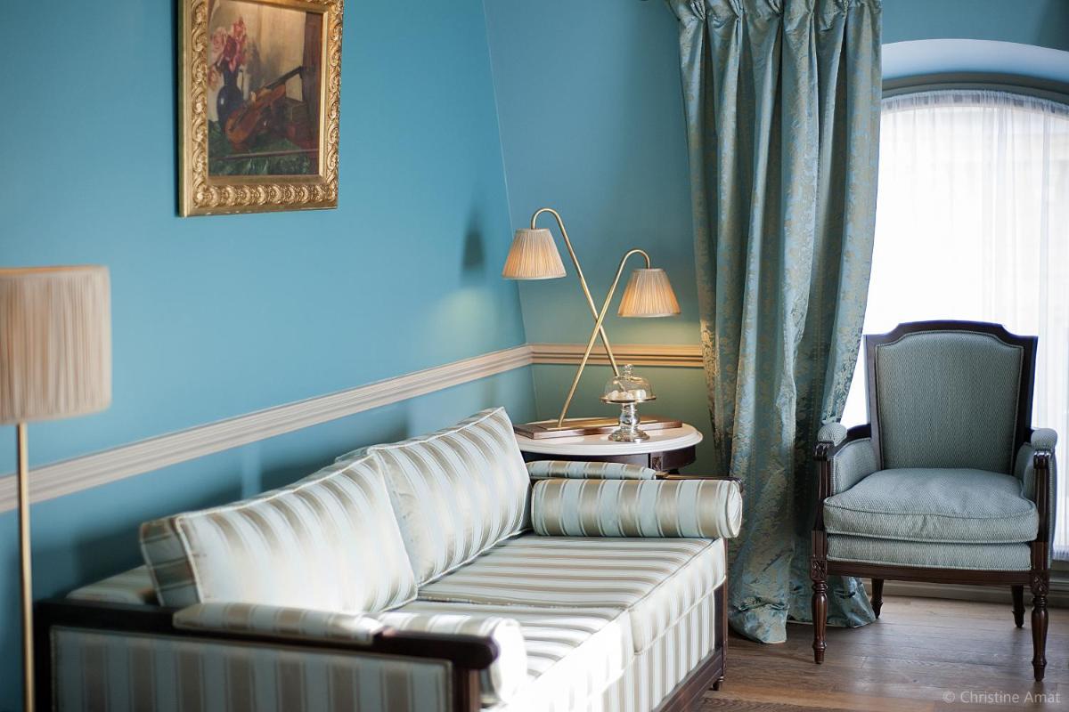 un salon avec un canapé et une chaise dans l'établissement Hôtel de Sèze & Spa Bordeaux Centre, à Bordeaux