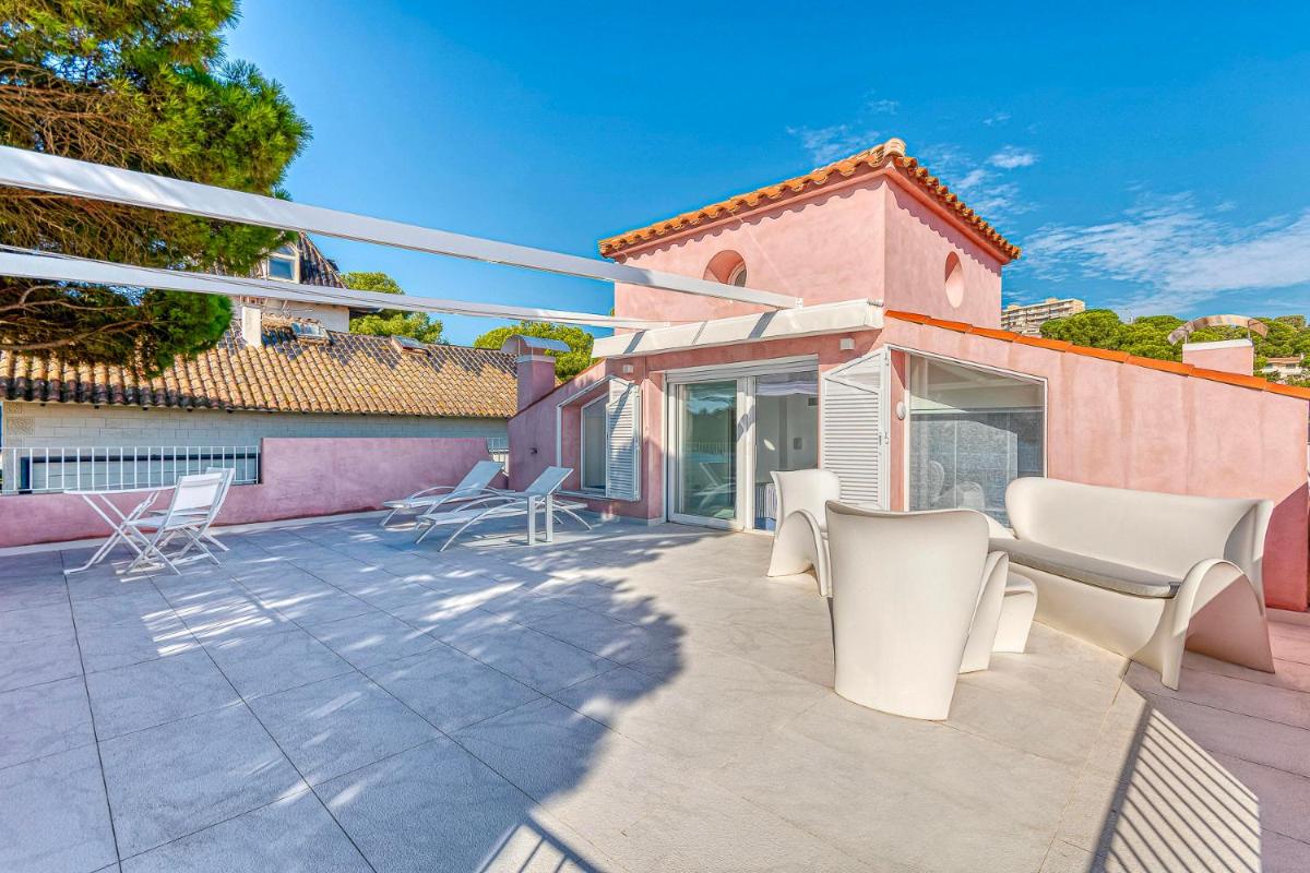 Un balcón o terraza de The Pink Elephant Hotel