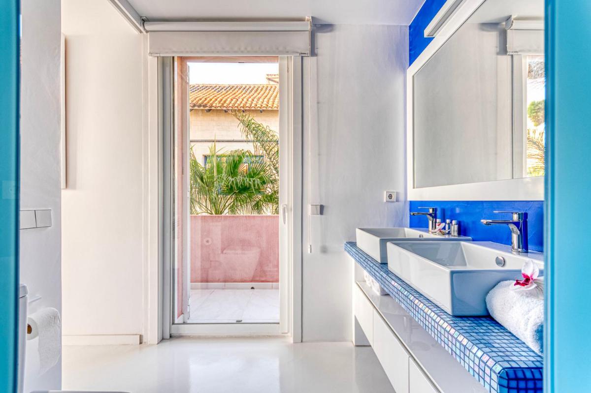 Un baño con dos lavabos y una gran ventana. en The Pink Elephant Hotel, en S'Agaró 60 fotos más