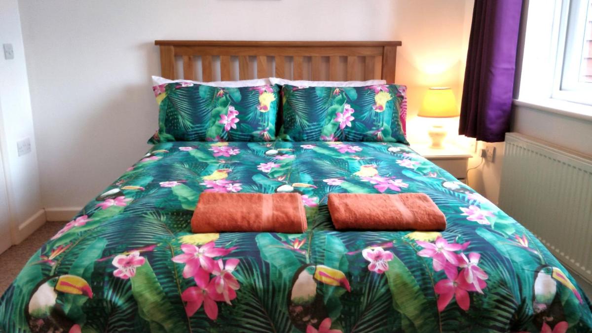 Avalon Retreat Self Catering Vegetarian Accommodation in the Heart of Glastonbury - Housity