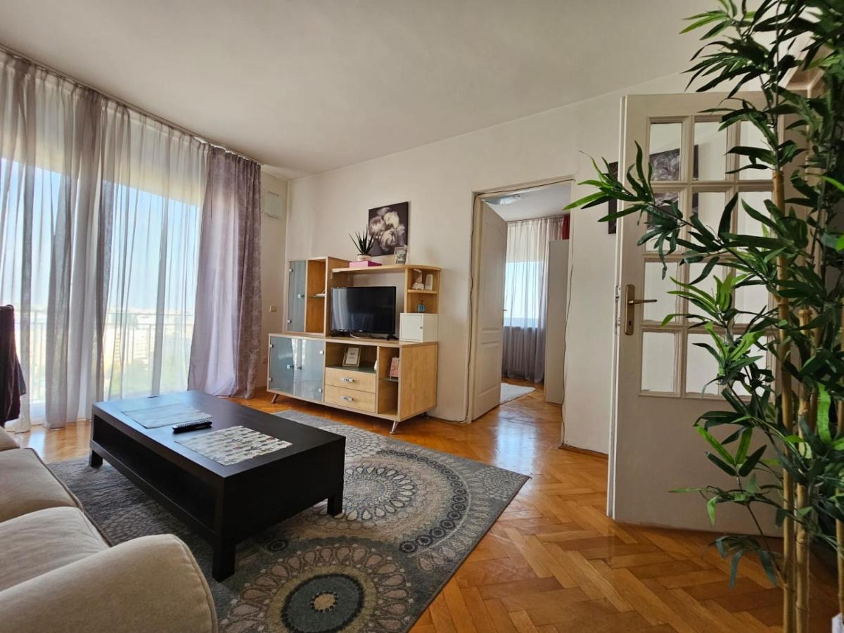 Suitetrails - River View, In City Center Apartment